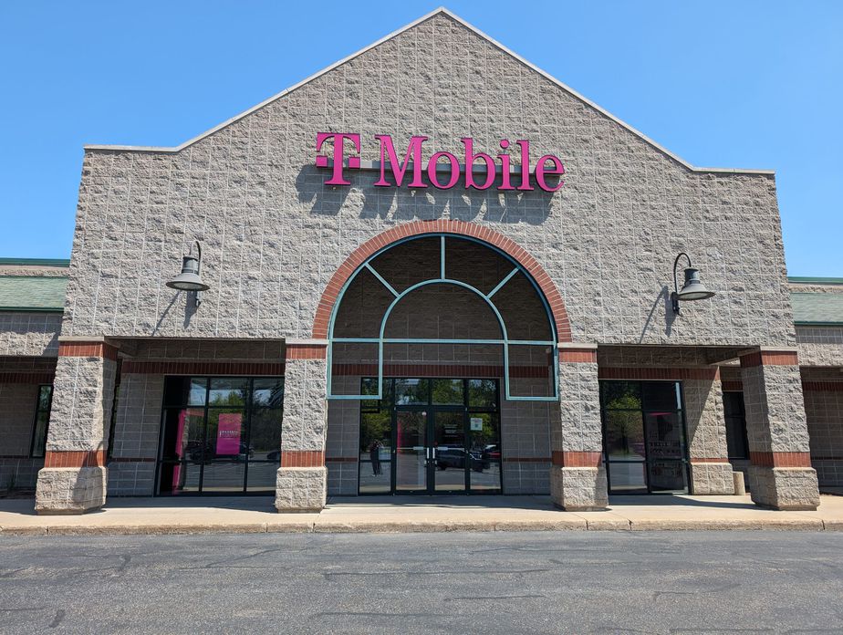 Exterior photo of T-Mobile Store at 24th & Helmke, Wausau, WI