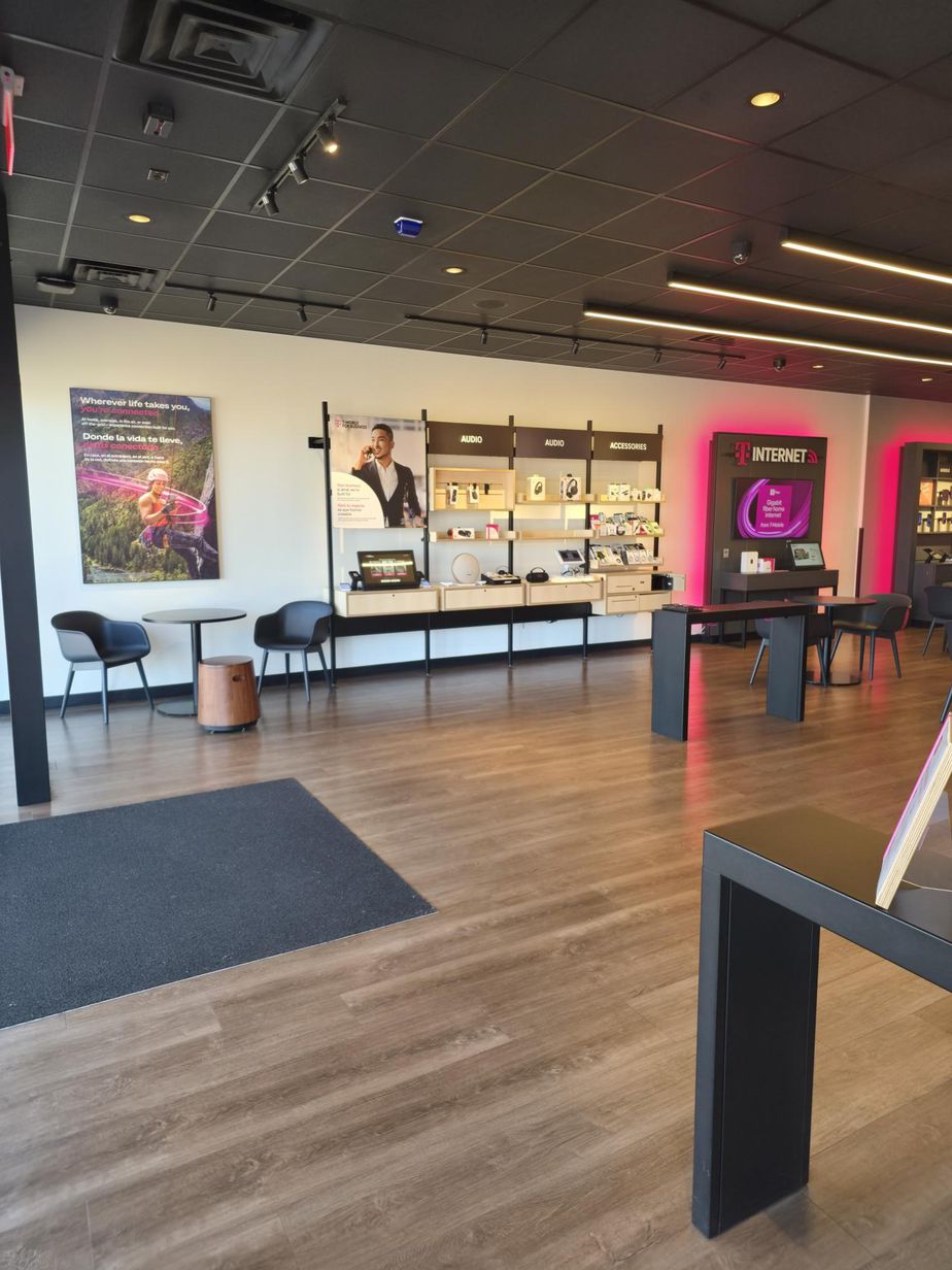 T-Mobile Platte Ave & Chelton - 3235 E Platte Ave 