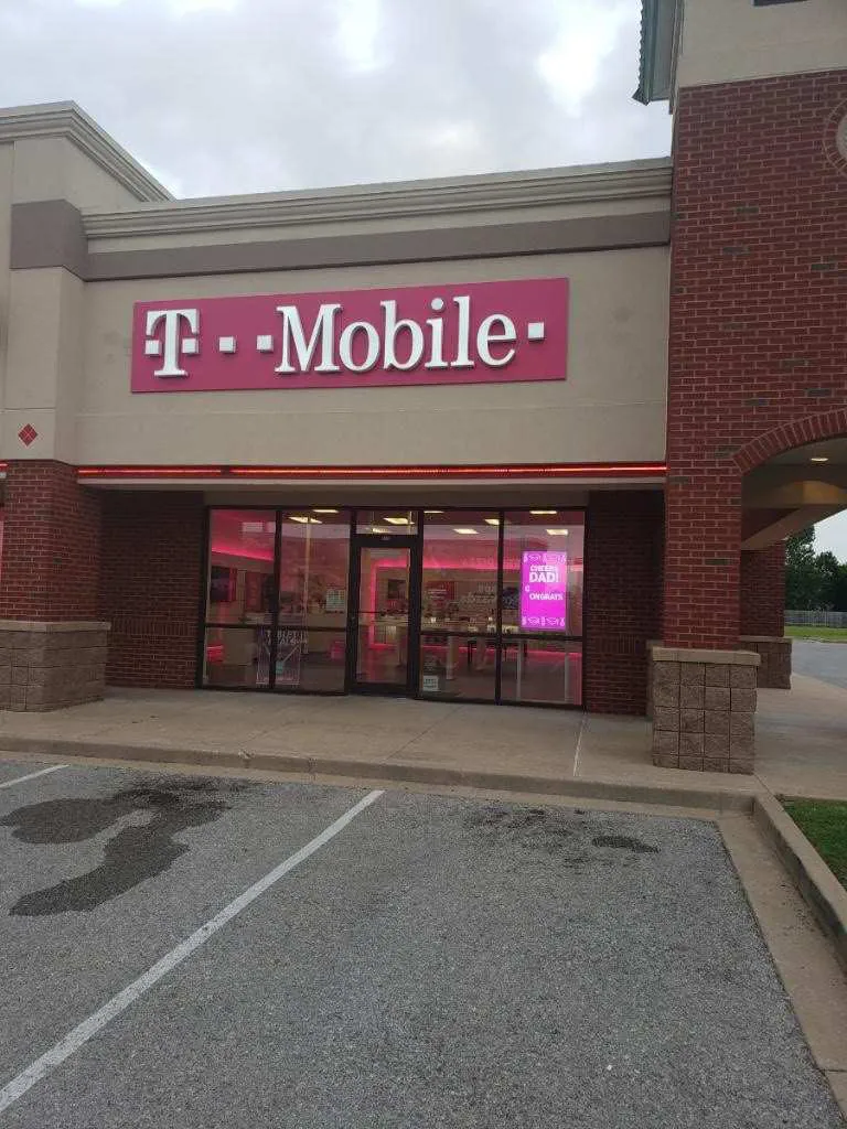  Exterior photo of T-Mobile store at S Elm Place & 121st St, Broken Arrow, OK 