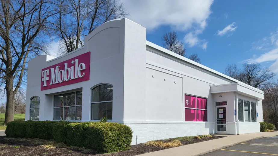 Exterior photo of T-Mobile Store at N Bluff Dr & University Ave, Fulton, MO
