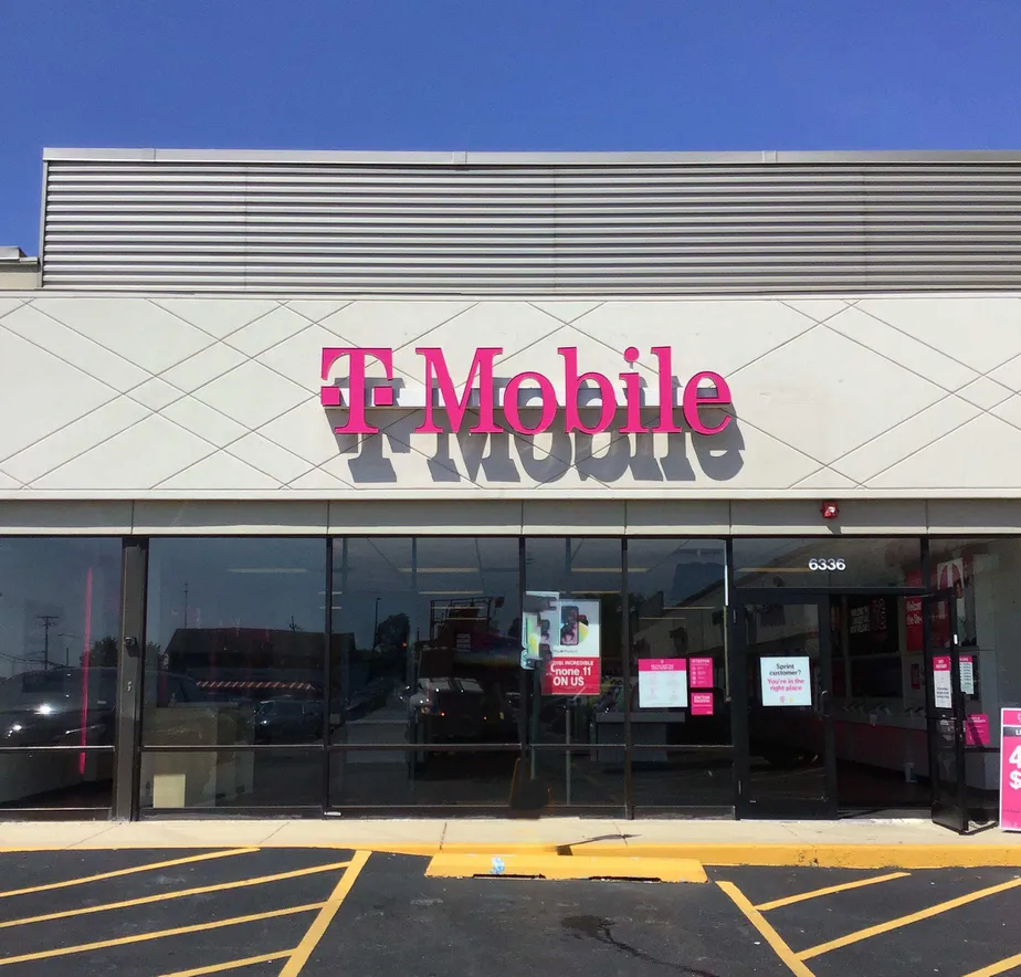 Exterior photo of T-Mobile store at 95th St & Ridgeland Ave, Oak Lawn, IL