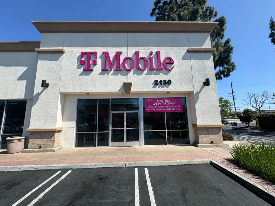 Foto del exterior de la tienda T-Mobile en Red Hill & Edinger, Tustin, CA