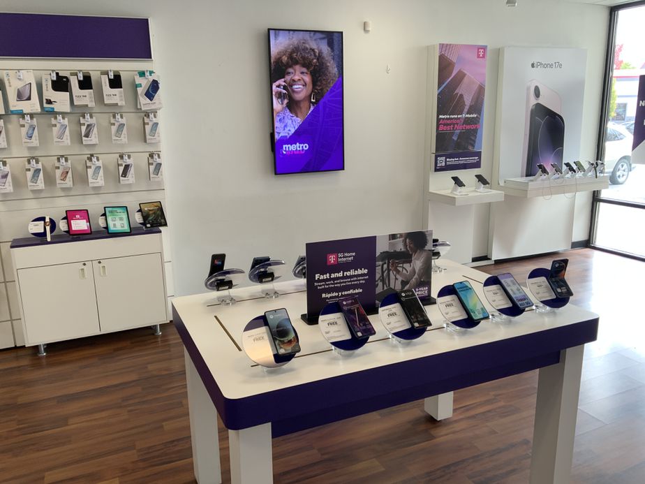Metro by T-Mobile 55 E Stewart Ave - 55 E Stewart Ave