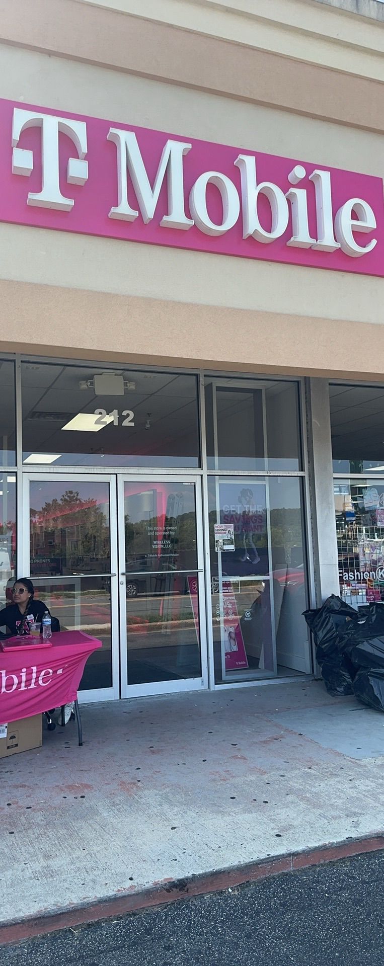 Exterior photo of T-Mobile Store at W Glebe Rd & Mt Vernon Ave, Alexandria, VA