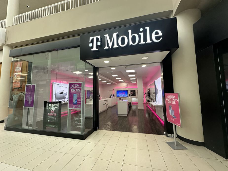 Exterior photo of T-Mobile Store at Galleria At Crystal Run, Middletown, NY