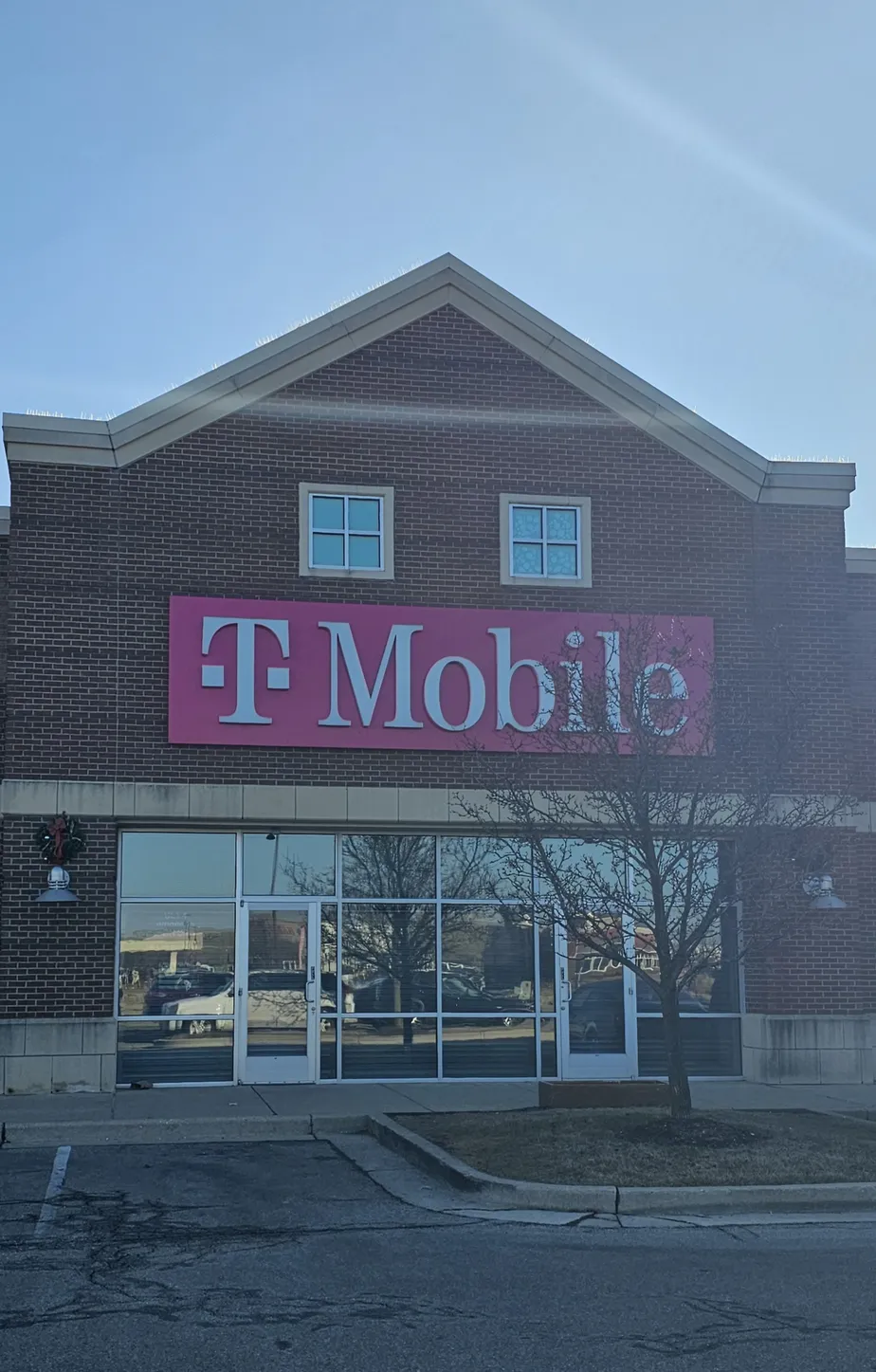 Foto del exterior de la tienda T-Mobile en N Emerson Ave & Emerson Pointe, Greenwood, IN