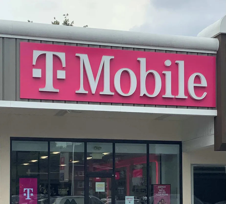 Foto del exterior de la tienda T-Mobile en City Ave & Trent Rd, Philadelphia, PA