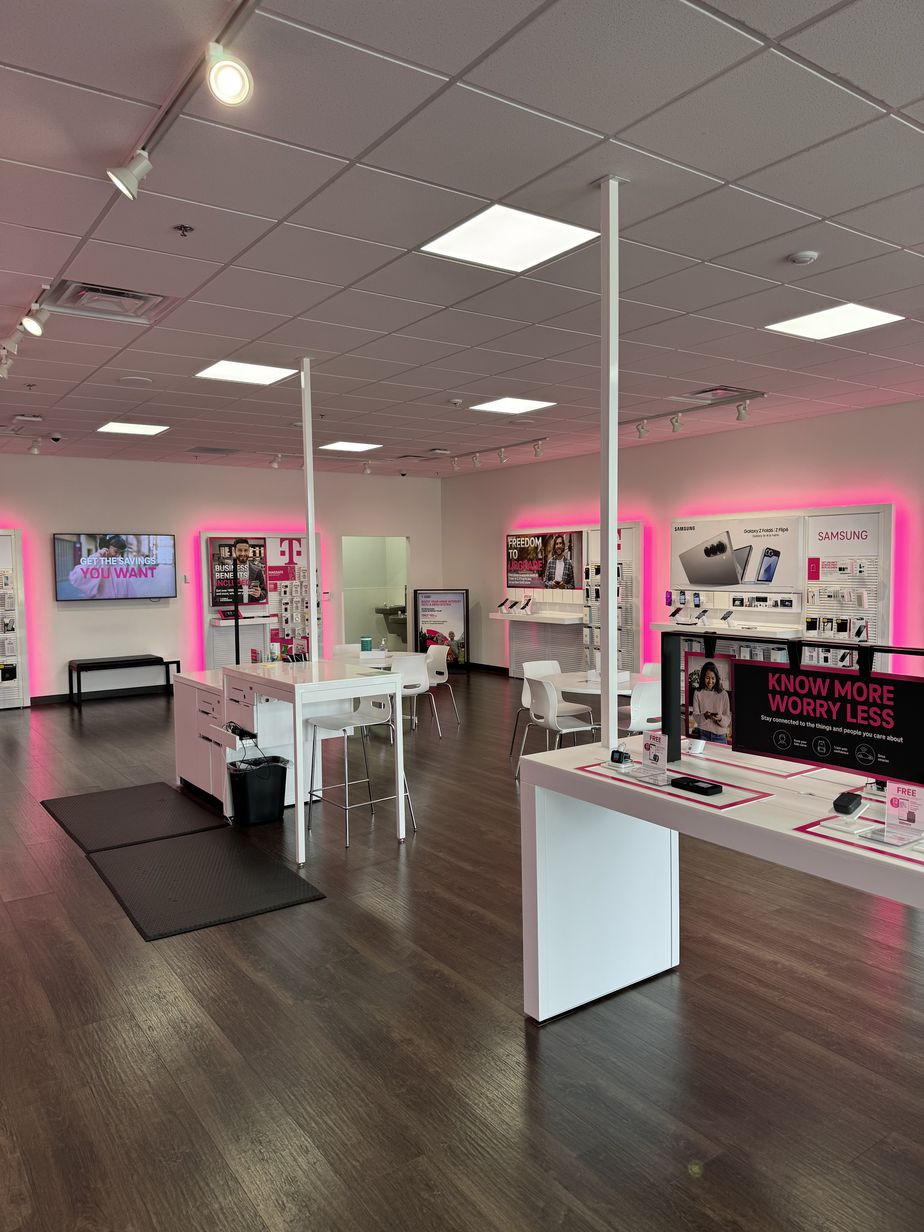  Interior photo of T-Mobile Store at US Hwy 60 & Chapell Dr, Monett, MO 