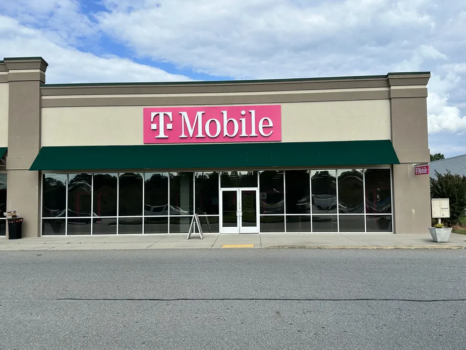  Exterior photo of T-Mobile Store at Veterans Memorial Hwy & Chase, Cornelia, GA 