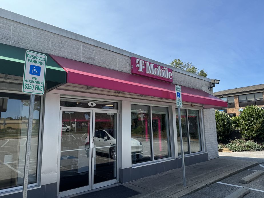 Exterior photo of T-Mobile Store at Ellicott City Route 40, Ellicott City, MD
