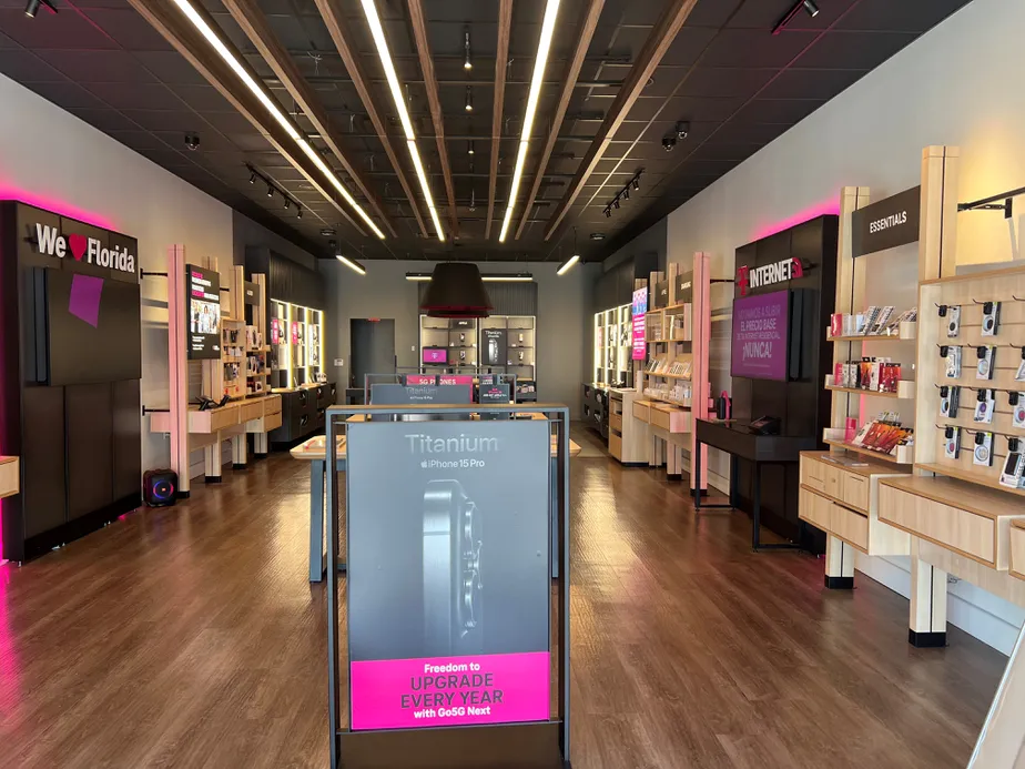Foto del interior de la tienda T-Mobile en Kissimmee Korners, Kissimmee, FL