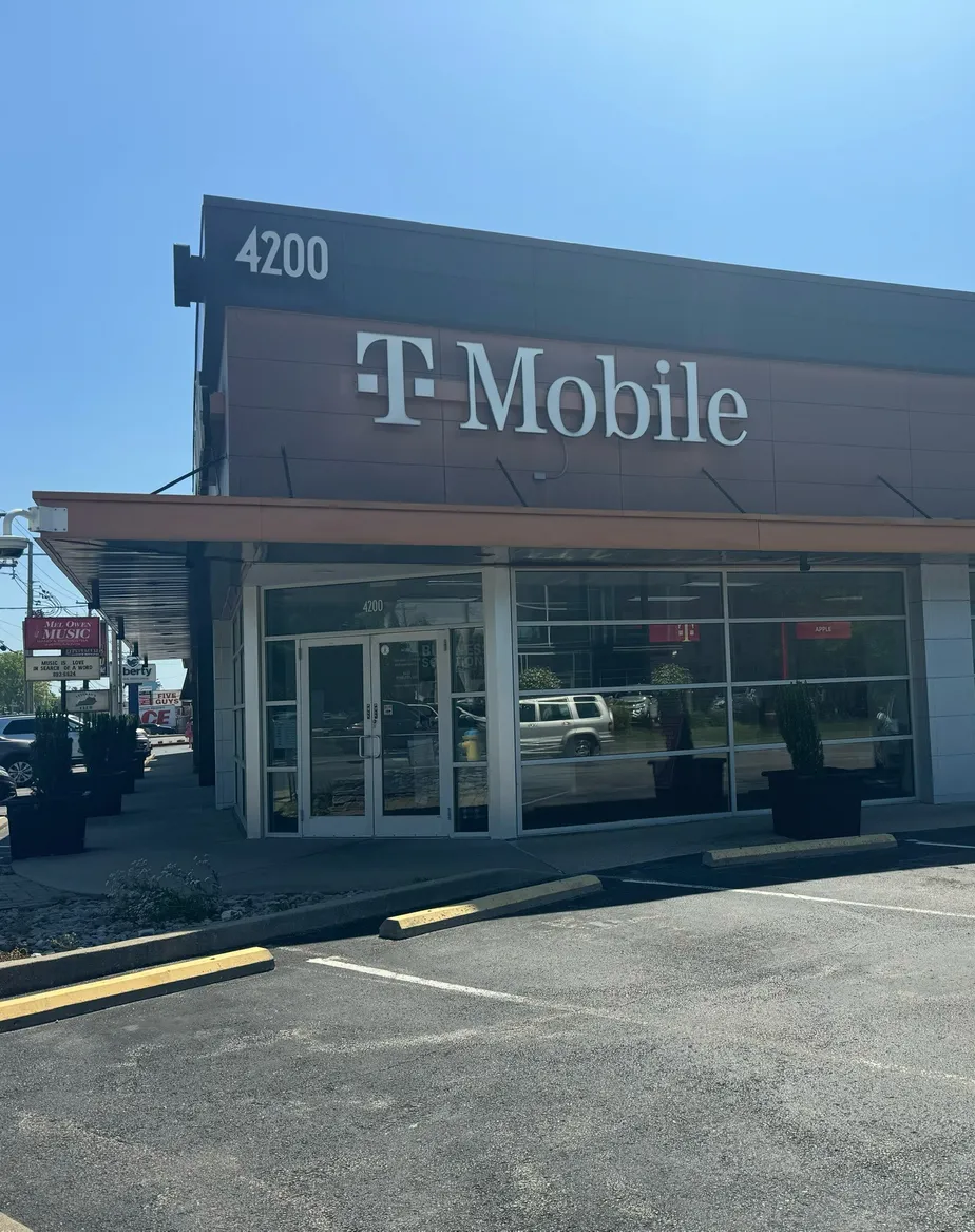 Foto del exterior de la tienda T-Mobile en Shelbyville Rd & S Hubbards Ln, Louisville, KY