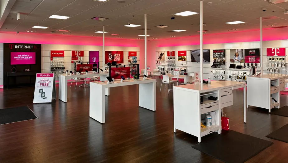 Foto del interior de la tienda T-Mobile en E Baseline Rd & S Power Rd, Mesa, AZ