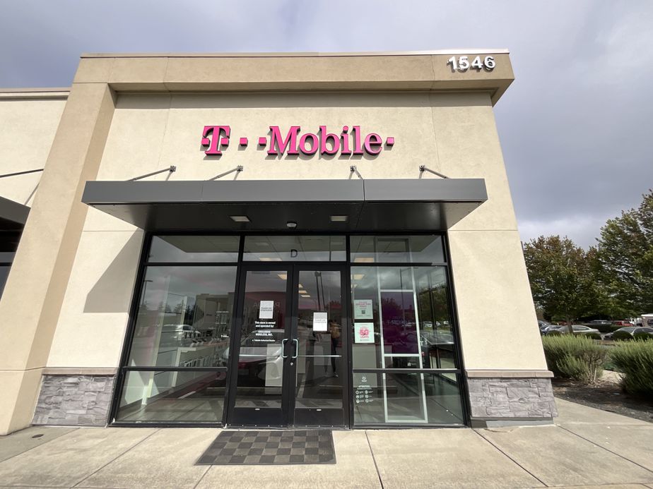 Exterior photo of T-Mobile Store at SE Discovery Ln & SE Ensign Ln, Warrenton, OR