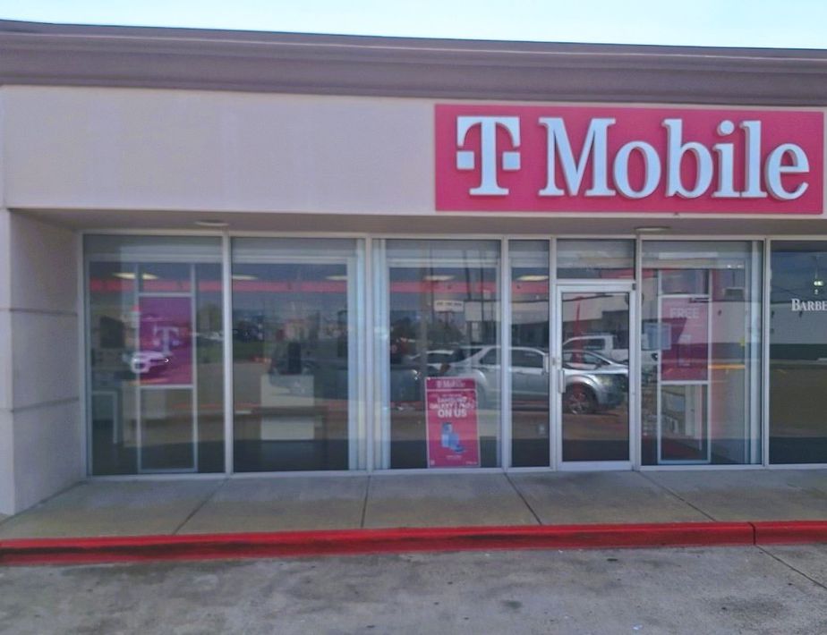 Exterior photo of T-Mobile Store at Shreveport Barksdale & Knight, Shreveport, LA