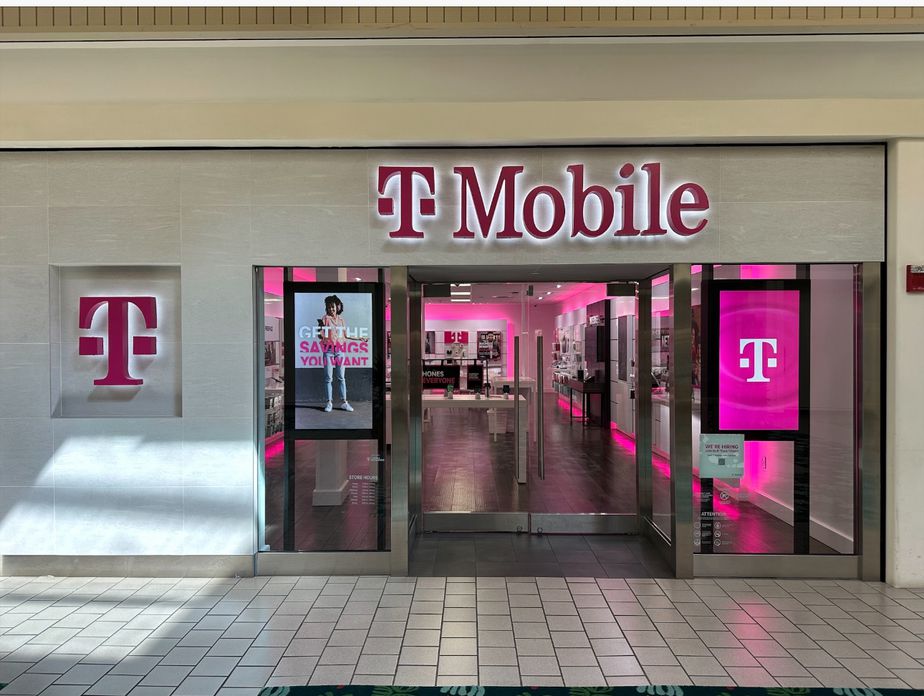 Exterior photo of T-Mobile Store at Kahala Mall, Honolulu, HI