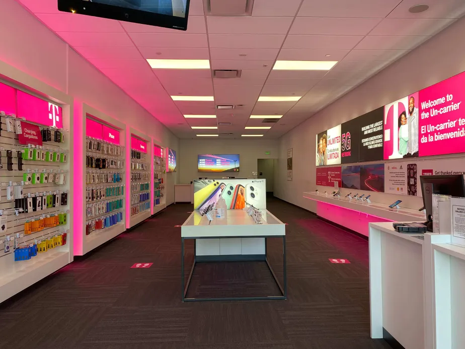 Foto del interior de la tienda T-Mobile en Indian Hill Blvd & Keystone St, Pomona, CA