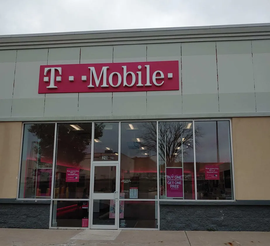 Foto del exterior de la tienda T-Mobile en Erie Blvd W & S James St, Rome, NY