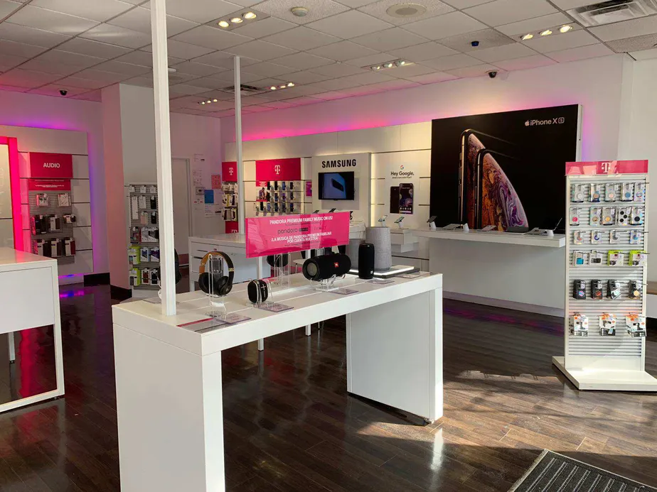 Foto del interior de la tienda T-Mobile en St Nicholas & 170th St, New York, NY