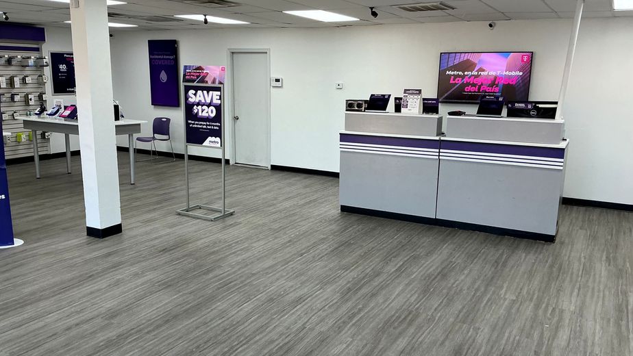 Metro by T-Mobile 2621 Azle Ave - 2621 Azle Ave 