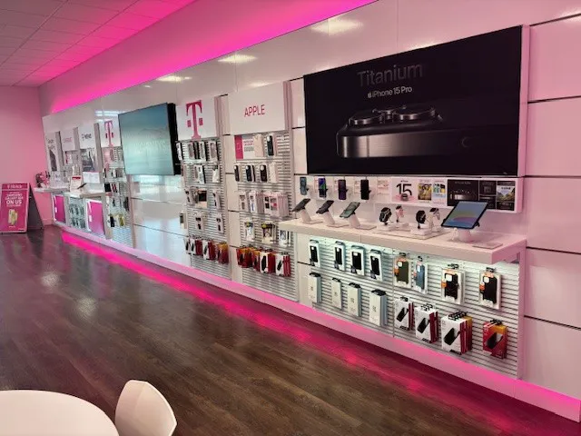 Foto del interior de la tienda T-Mobile en Klumac Rd, Salisbury, NC