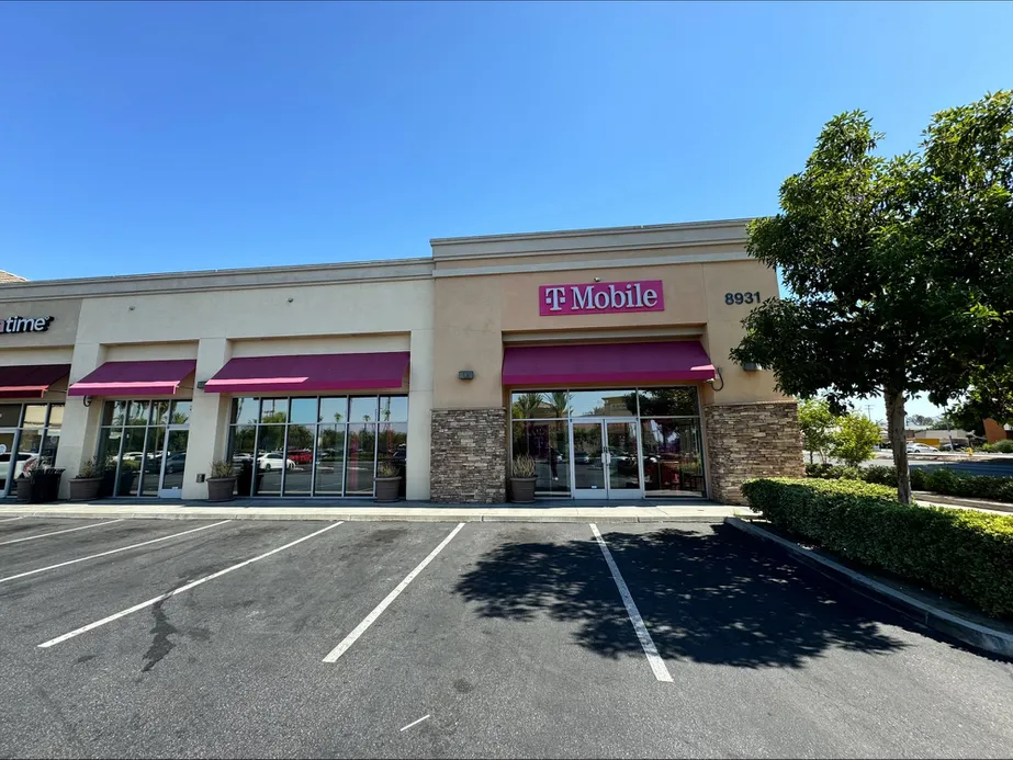  Exterior photo of T-Mobile Store at Washington & Rosemead, Pico Rivera, CA 