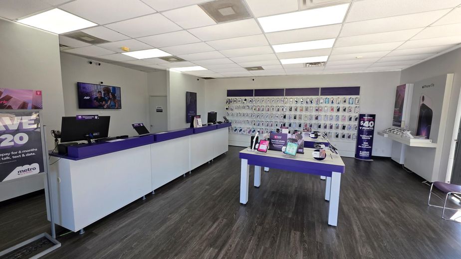 Metro by T-Mobile 2410 E Arkansas Ln - 2410 E Arkansas Ln 