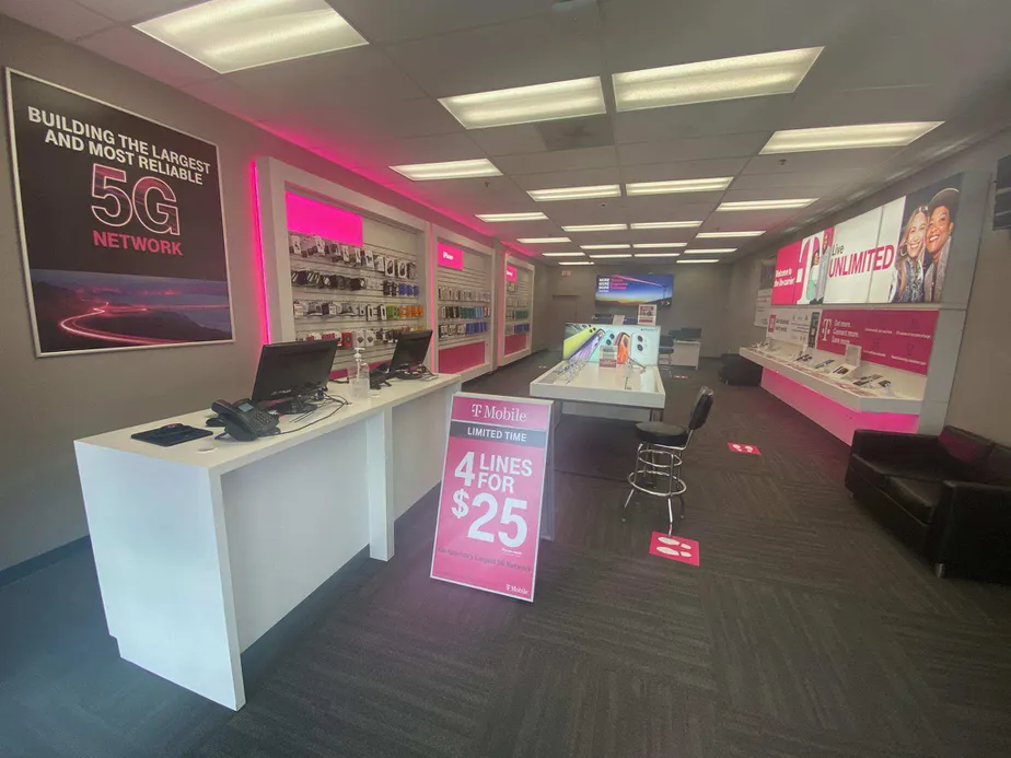Foto del interior de la tienda T-Mobile en Carrollton Villa Rica Hwy & Hickory Level Rd, Villa Rica, GA