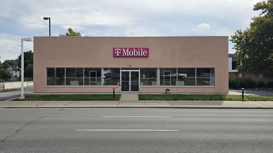 Exterior photo of T-Mobile Store at Sunrise Hwy & Central Ave, Valley Stream, NY