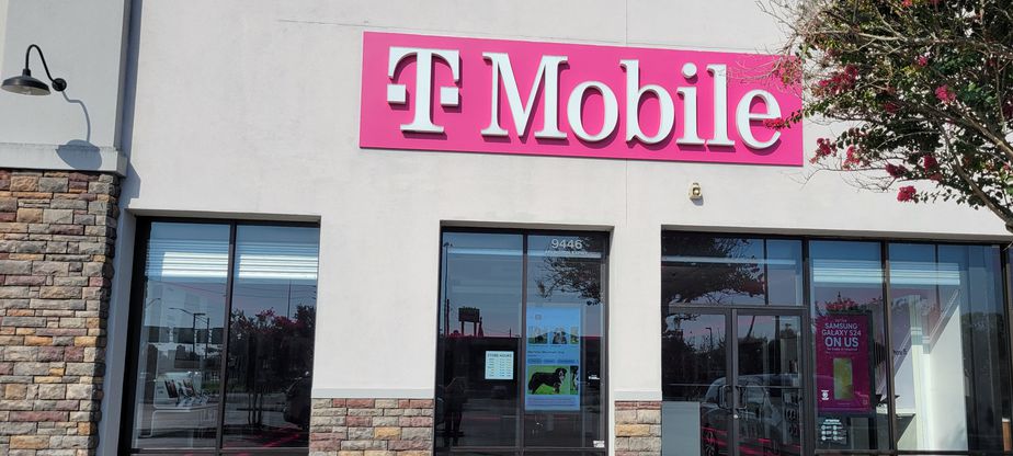 Exterior photo of T-Mobile Store at Regency Point, Jacksonville, FL