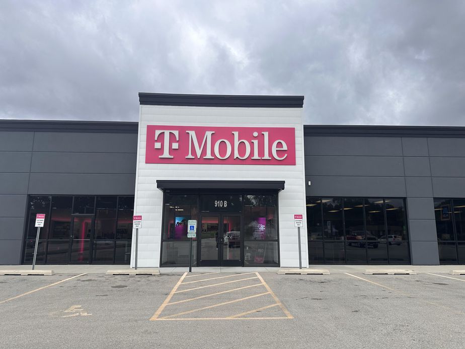 Exterior photo of T-Mobile Store at N Keller Dr & Hampton Dr, Effingham, IL