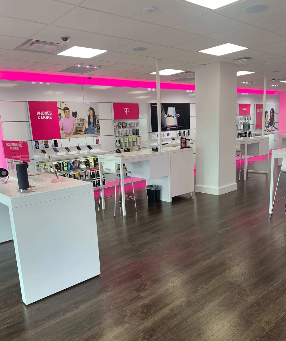  Interior photo of T-Mobile Store at Williams Blvd SW & Edgewood Rd SW, Cedar Rapids, IA 