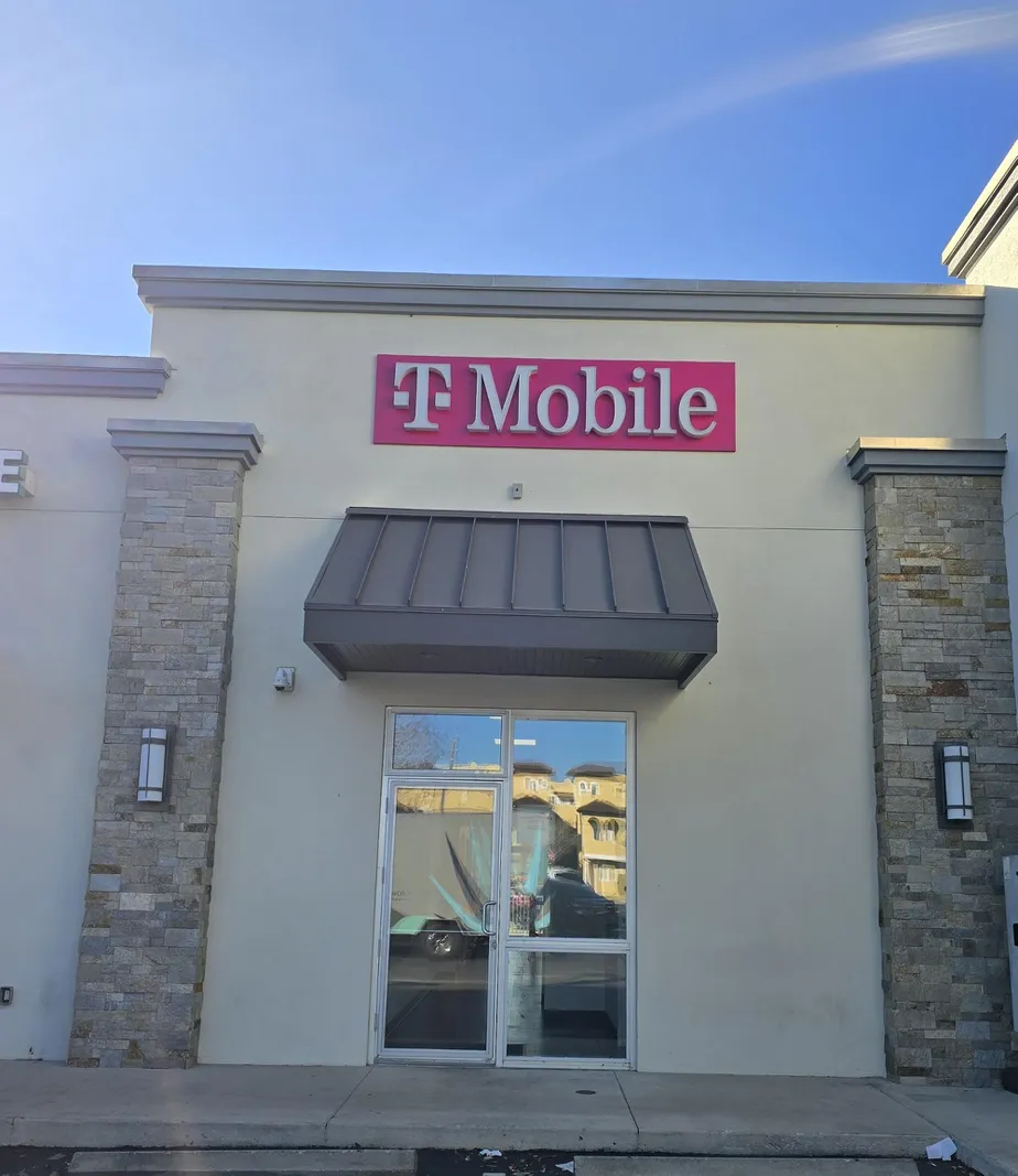 Foto del exterior de la tienda T-Mobile en S Orlando Ave & Minnesota Ave, Winter Park, FL