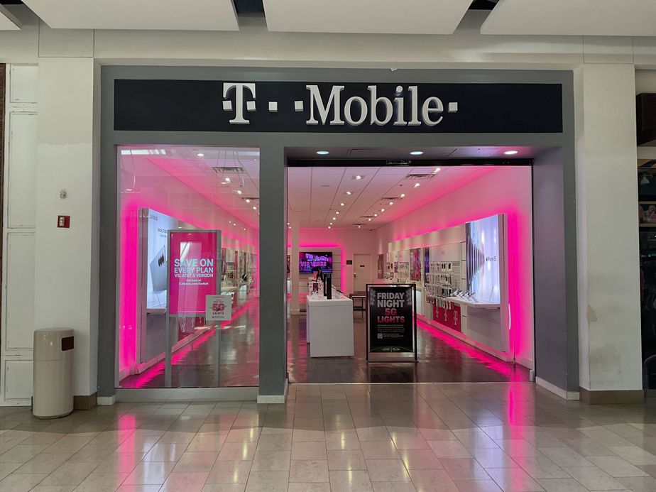 Exterior photo of T-Mobile Store at Northwest Arkansas Mall, Fayetteville, AR