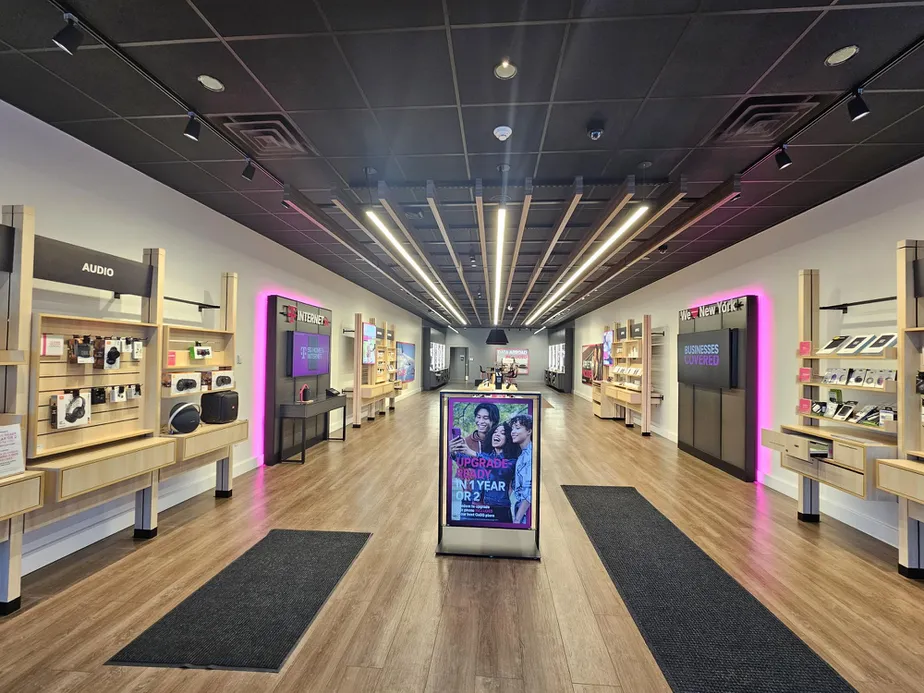 Foto del interior de la tienda T-Mobile en Burnett Blvd, Poughkeepsie, NY
