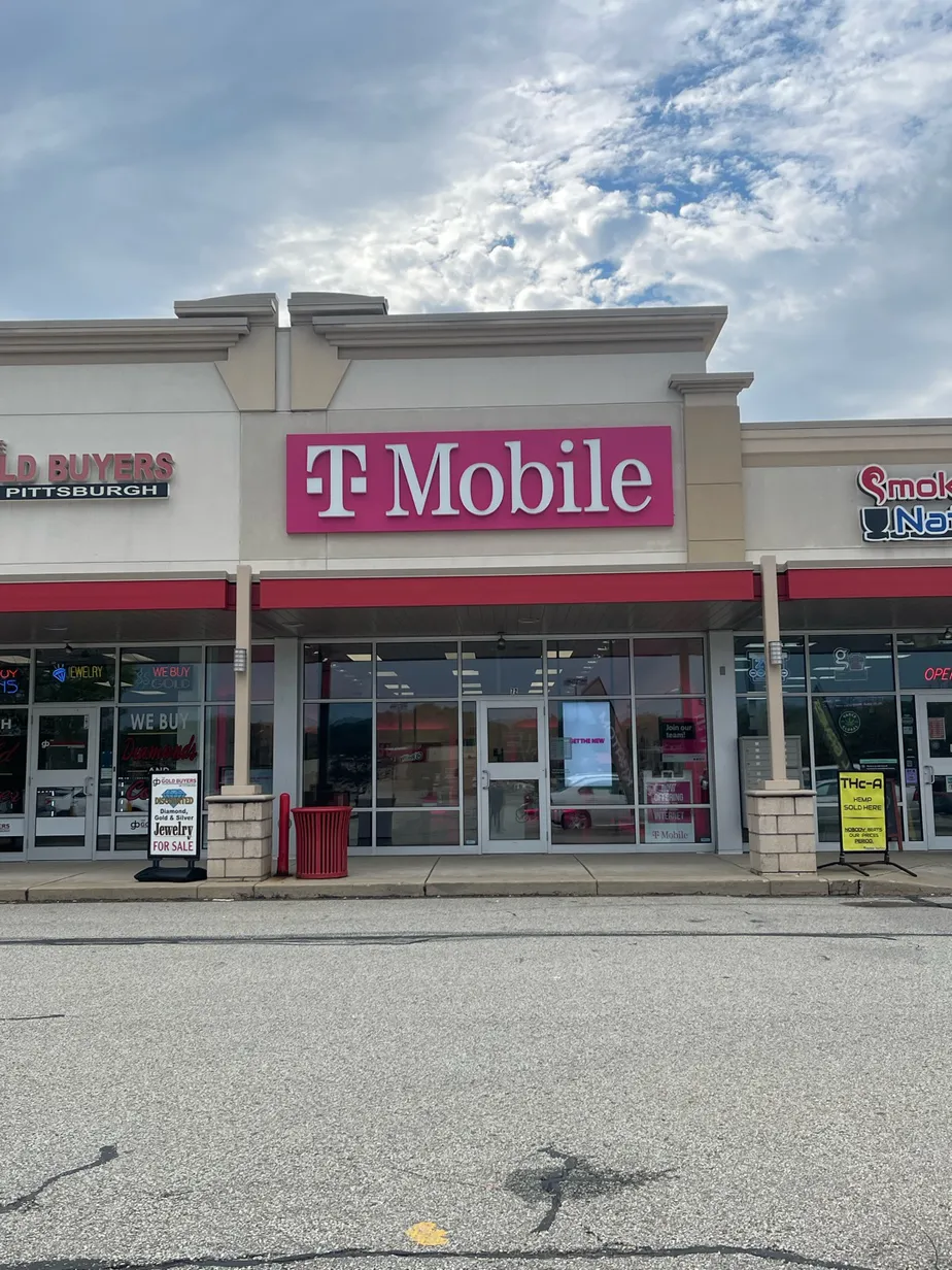  Exterior photo of T-Mobile Store at Highlands Mall Dr & Freeport Rd, Natrona Heights, PA 