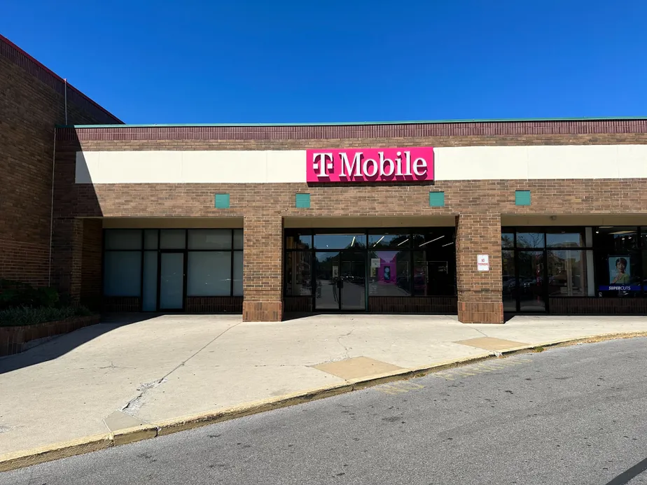 Exterior photo of T-Mobile Store at Lindell Market Place, Saint Louis, MO