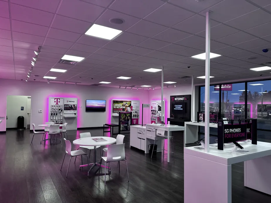 Foto del interior de la tienda T-Mobile en E Main St & Trinity Ave, Cortez, CO