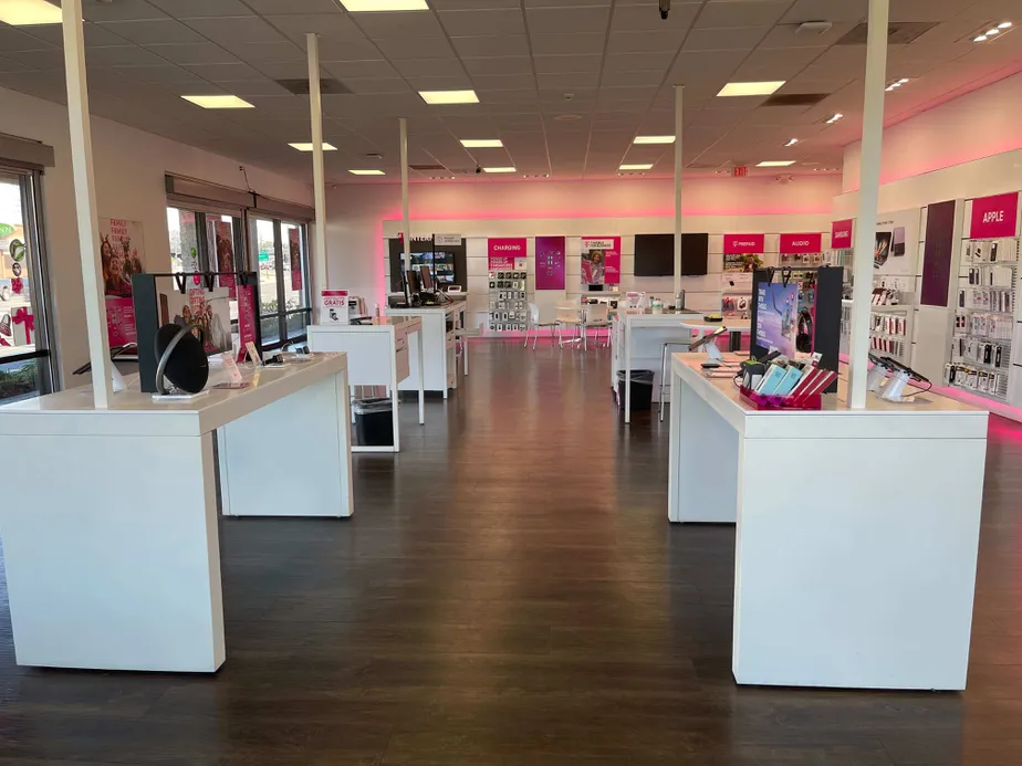 Foto del interior de la tienda T-Mobile en Tustin & Katella, Orange, CA