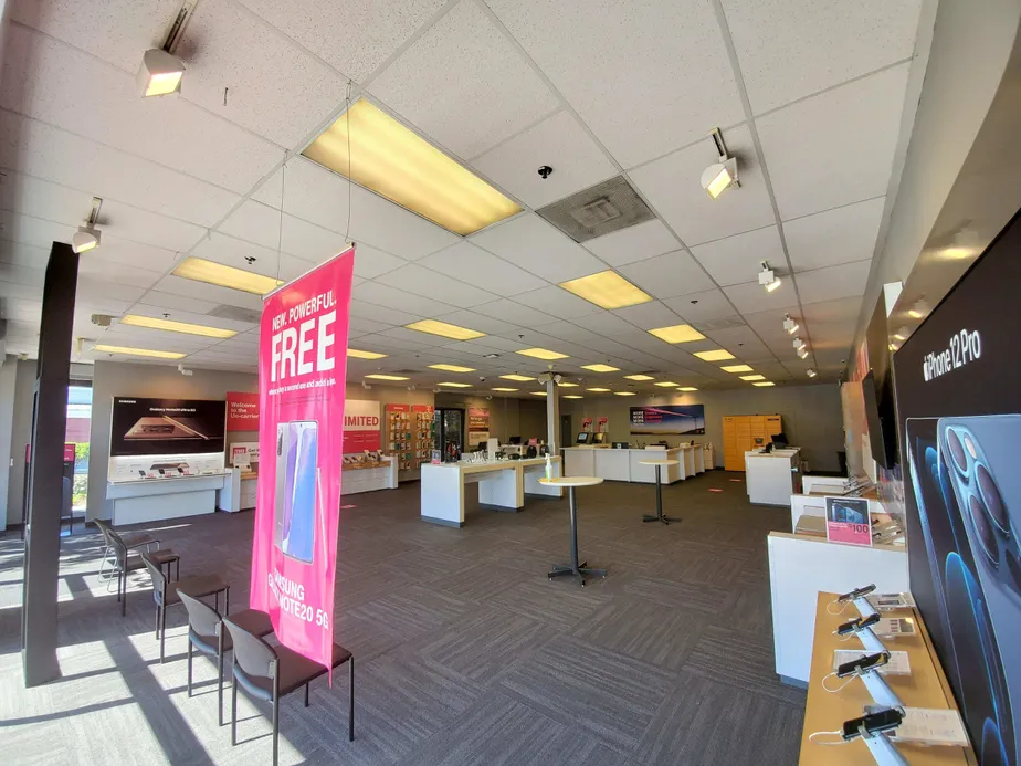 Foto del interior de la tienda T-Mobile en W Century Blvd & Club Dr, Inglewood, CA