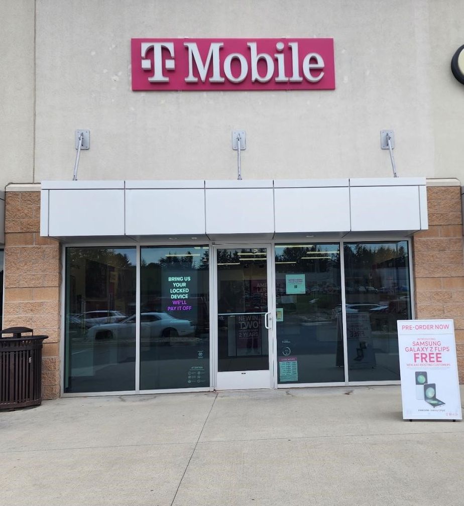 Exterior photo of T-Mobile Store at Silver Creek Plaza - Mechanicsburg, Mechanicsburg, PA