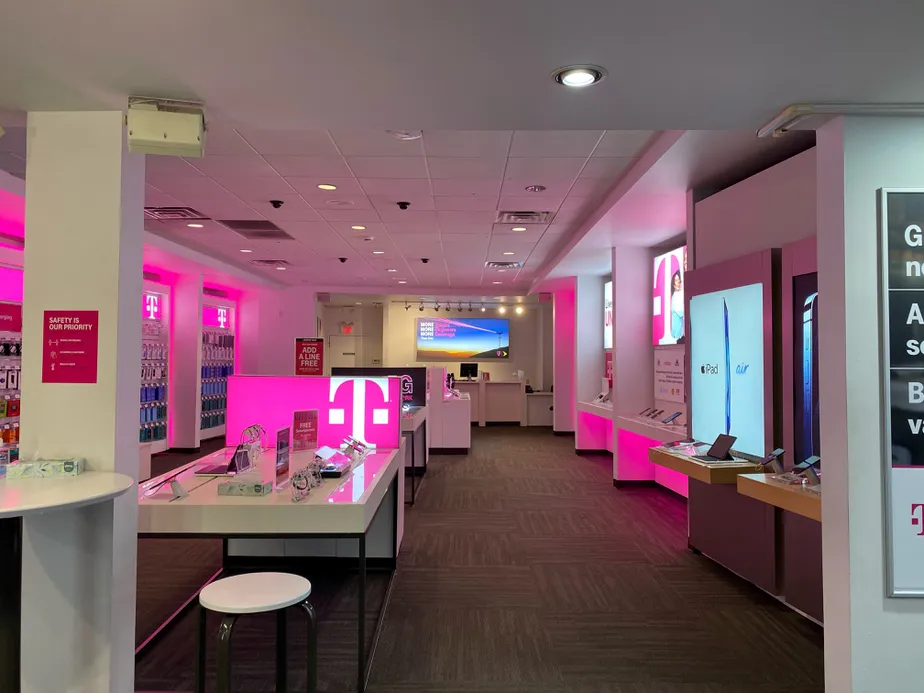  Interior photo of T-Mobile Store at E Battlefield St & S Jefferson Ave, Springfield, MO 