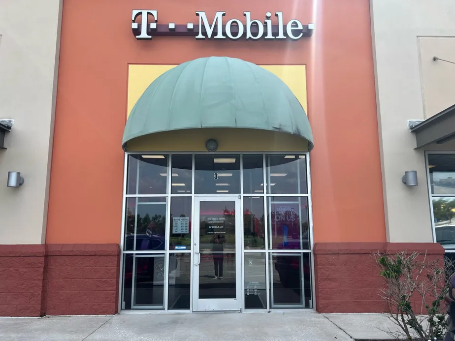  Exterior photo of T-Mobile Store at Blanding Blvd & Branan Fld Rd, Middleburg, FL 
