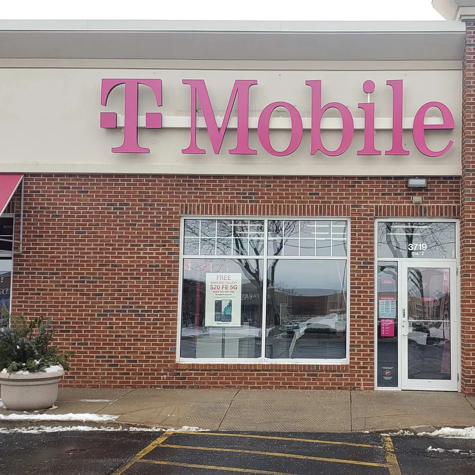  Exterior photo of T-Mobile store at E Calumet St & County Road Kk, Appleton, WI 