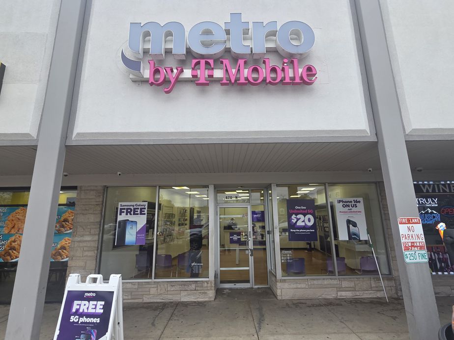 Metro by T-Mobile 870 N Lake St - 870 N Lake St 