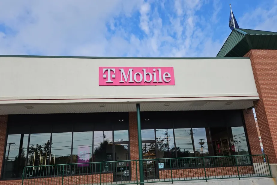 Exterior photo of T-Mobile Store at Hamden Plaza, Hamden, CT