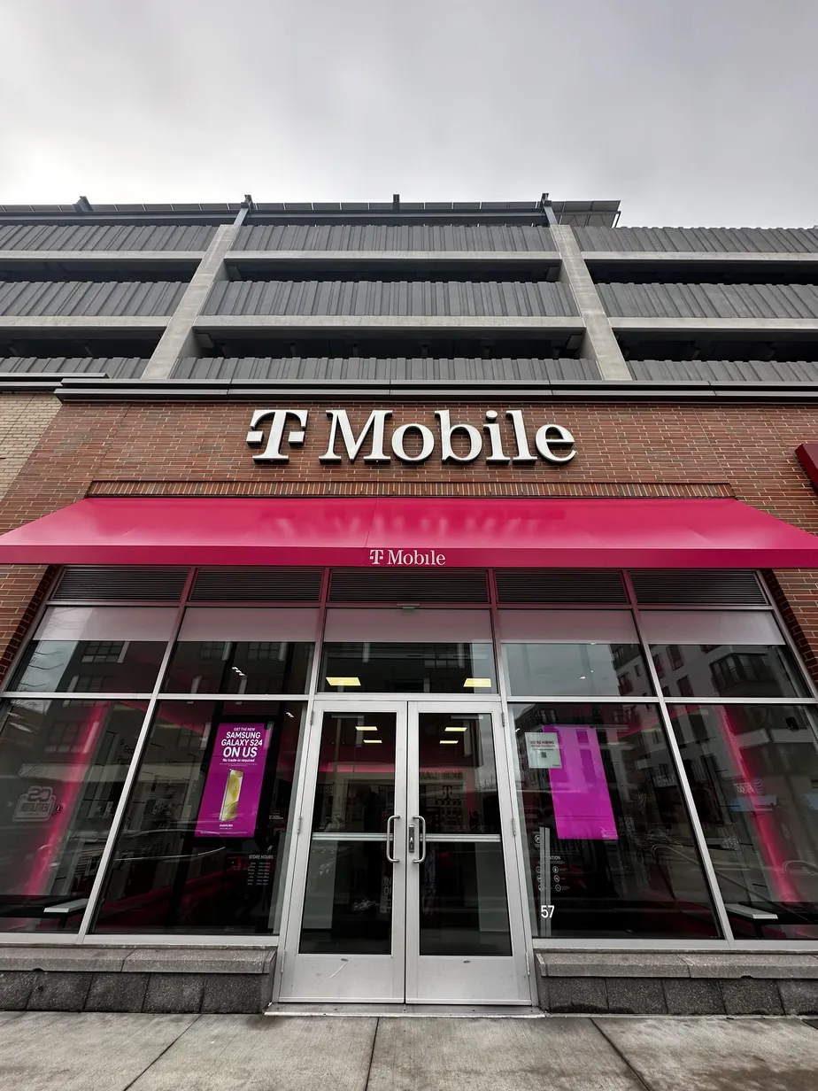Foto del exterior de la tienda T-Mobile en Arsenal Yards, Watertown, MA