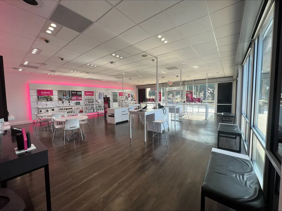 Foto del interior de la tienda T-Mobile en Avenue H & Lane Dr, Rosenberg, TX