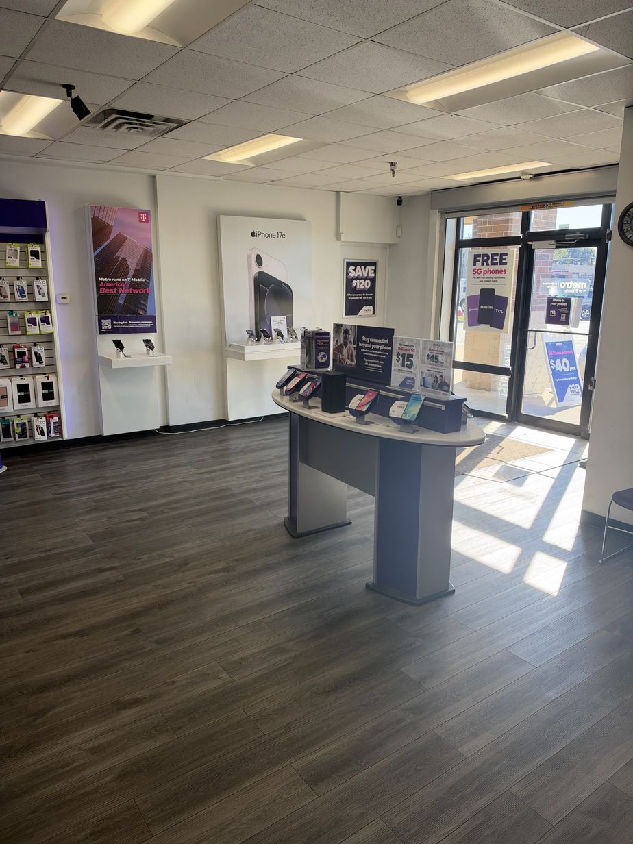 Metro by T-Mobile 3027 Merle Hay Rd - 3027 Merle Hay Rd 