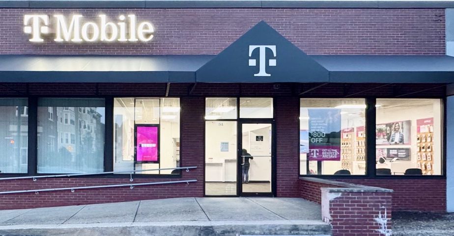 Exterior photo of T-Mobile Store at Commercial St & Quincy Ave, Braintree, MA